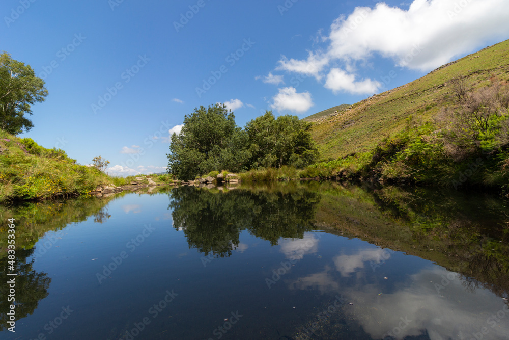 Paisagem natural - Reflexo na água