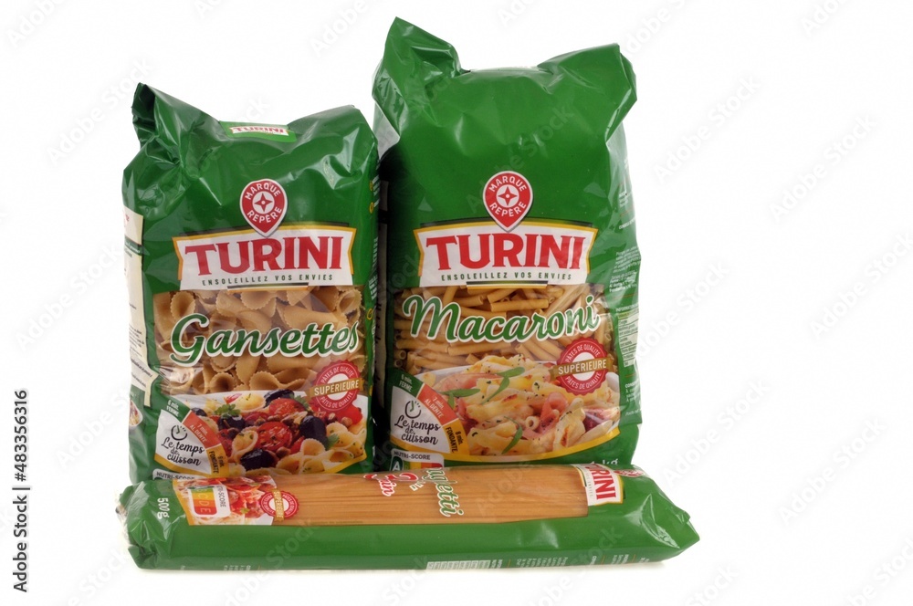 Assortiment de pâtes de la marque Turini en gros plan sur fond blanc ...