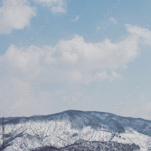 눈쌓인 산 정상의 정면, 겨울 하늘 / The front of the snowy mountain, the winter sky   © kkebiq_Korea 