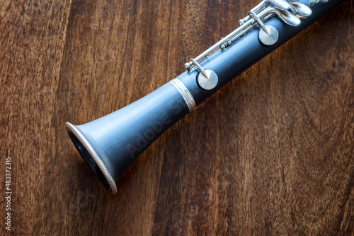 Canvas-taulu clarinet musical instrument on wooden table