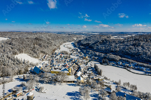 Luftbild von Möhren im Naturpark Altmühltal, Bayern, Deutschland an einem sonnigen Tag im Winter