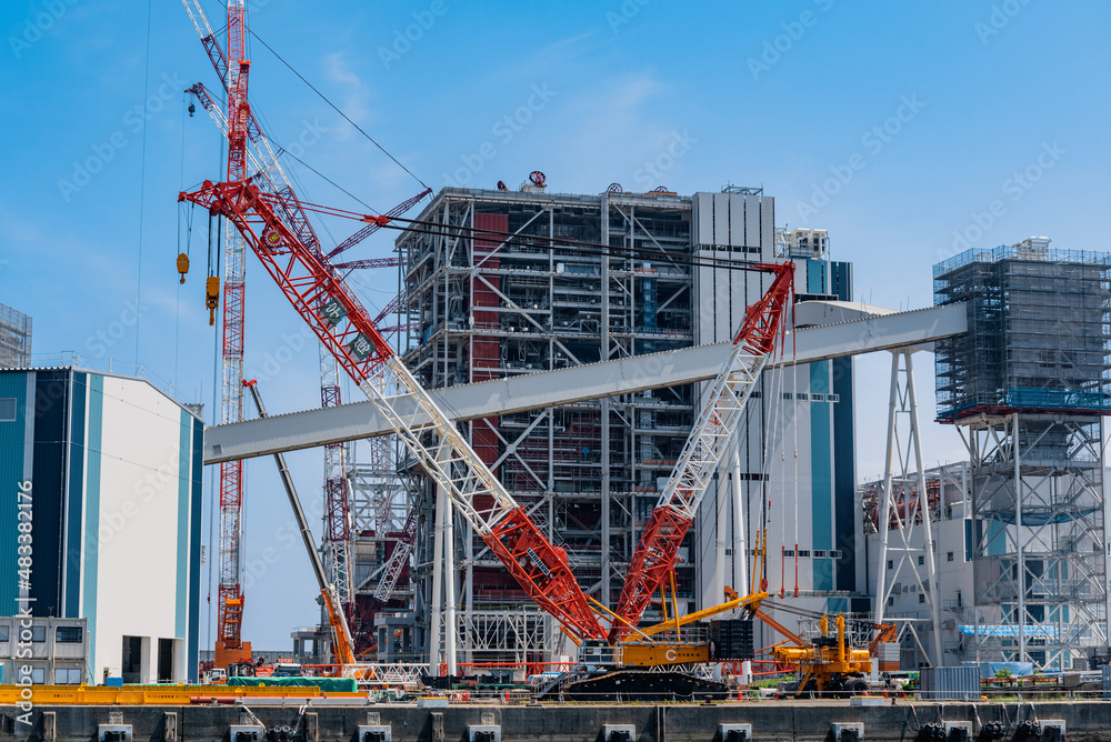 建設中の工場　cranes in harbor