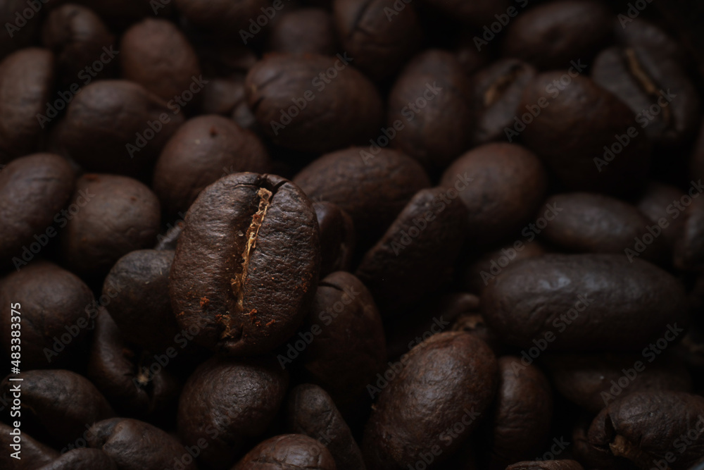 Naklejka premium Macrophotography of coffee beans. Coffee close-up. Advertising backdrop for coffee shop or restaurant. Aromatic roasted coffee of fresh harvest.