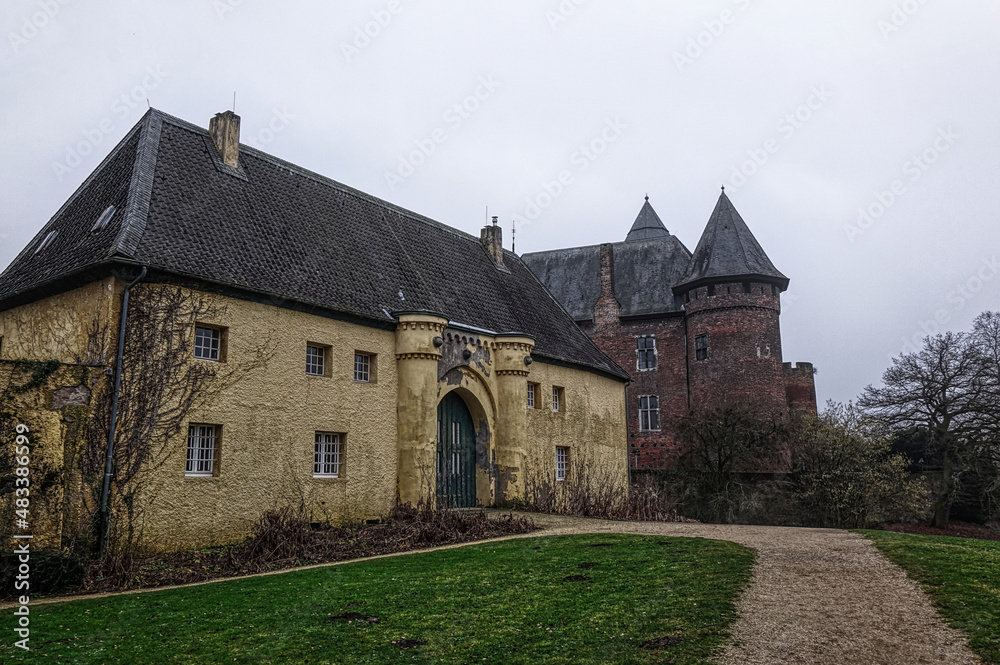 Haus und historisches Schloss in Krefeld Linn