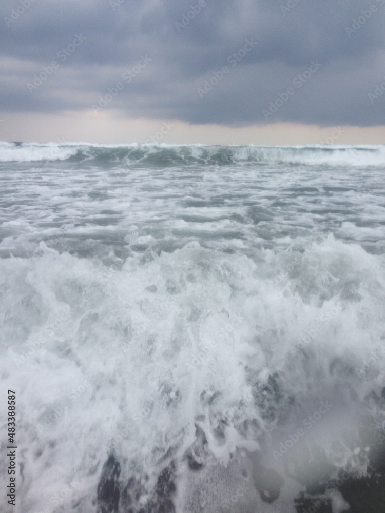 인도네시아 발리 꾸따 비치 흐린날 거센 파도 / strong waves on cloudy days in Kuta Beach, Bali, Indonesia.