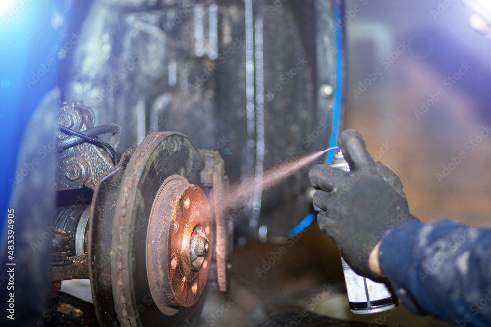 treatment of the brake disc hub with copper grease in the garage. Copper hightemperature grease