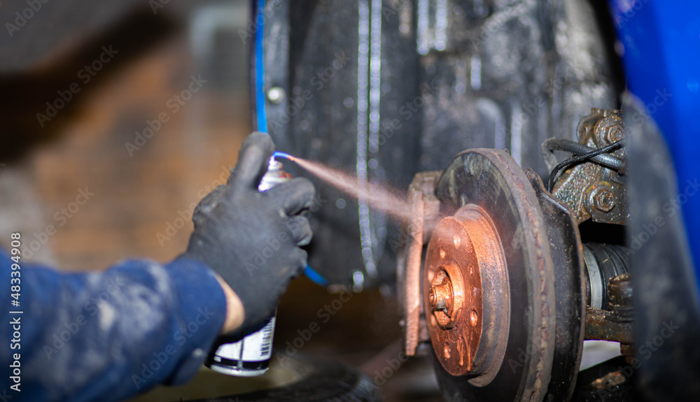 treatment of the brake disc hub with copper grease in the garage. Copper high-temperature grease for threaded connections.