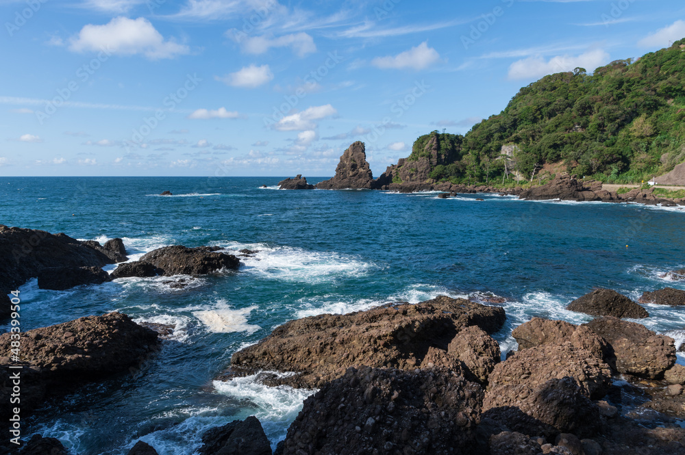 福井県越前海岸の呼鳥門近くの奇岩