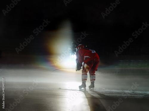 Eishockey Spieler auf Eis in leerem Stadion