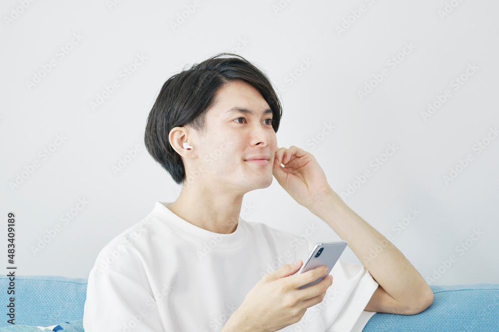 男性 スマホ イヤホン 男性 スマホ イヤホン