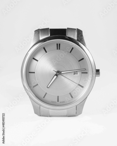 Reloj de pulsera plateado blanco y negro fondo blanco