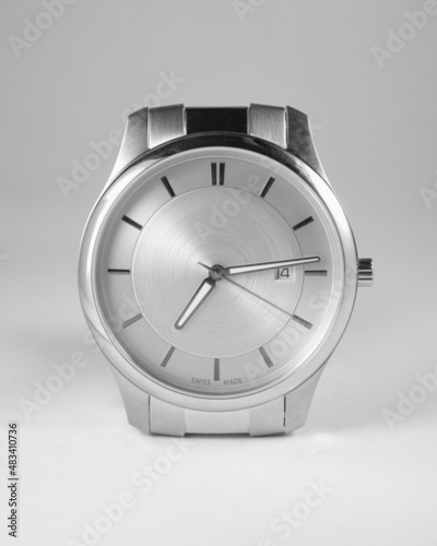 Reloj de pulsera plateado blanco y negro