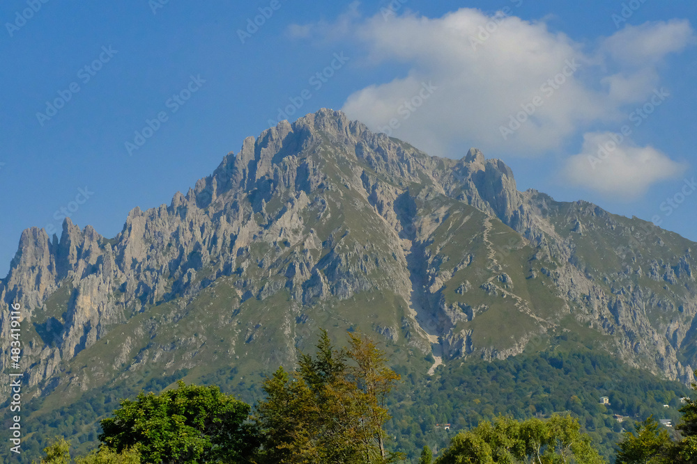 Le montagne delle Prealpi lecchesi viste dai Piani Resinelli.