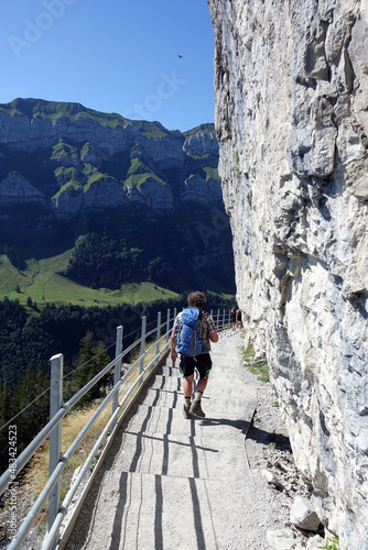 Wanderer am Wildkirchli in der Schweiz