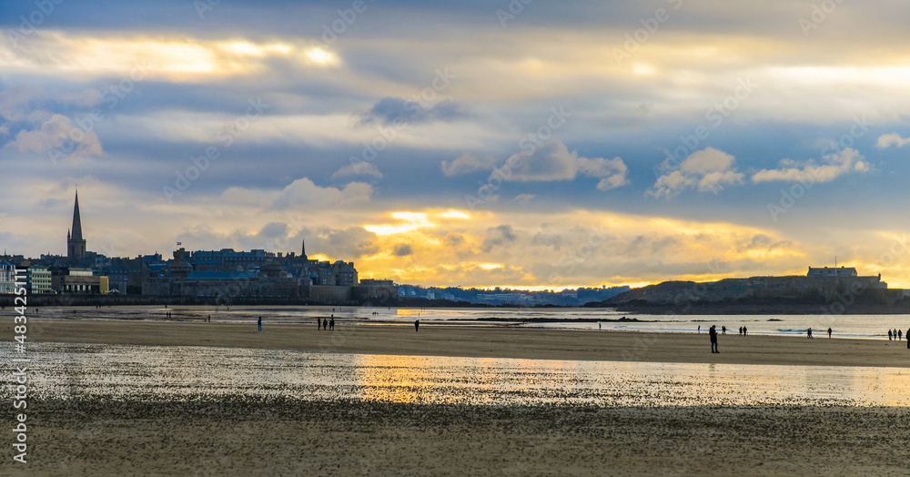 Coucher de soleil sur la plage de Saint-Malo et la cathédrale