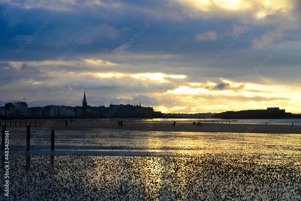 Coucher de soleil sur la plage de Saint-Malo et la cathédrale