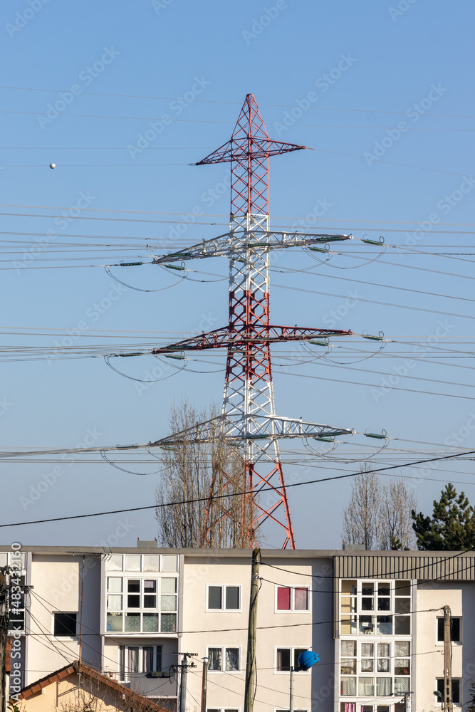 Pylônes électriques peints en rouge et blanc une balise pour les avions Pylônes électriques peints en rouge et blanc une balise pour les avions
