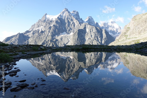 Pelvoux-Massiv im Bergsee gespiegelt