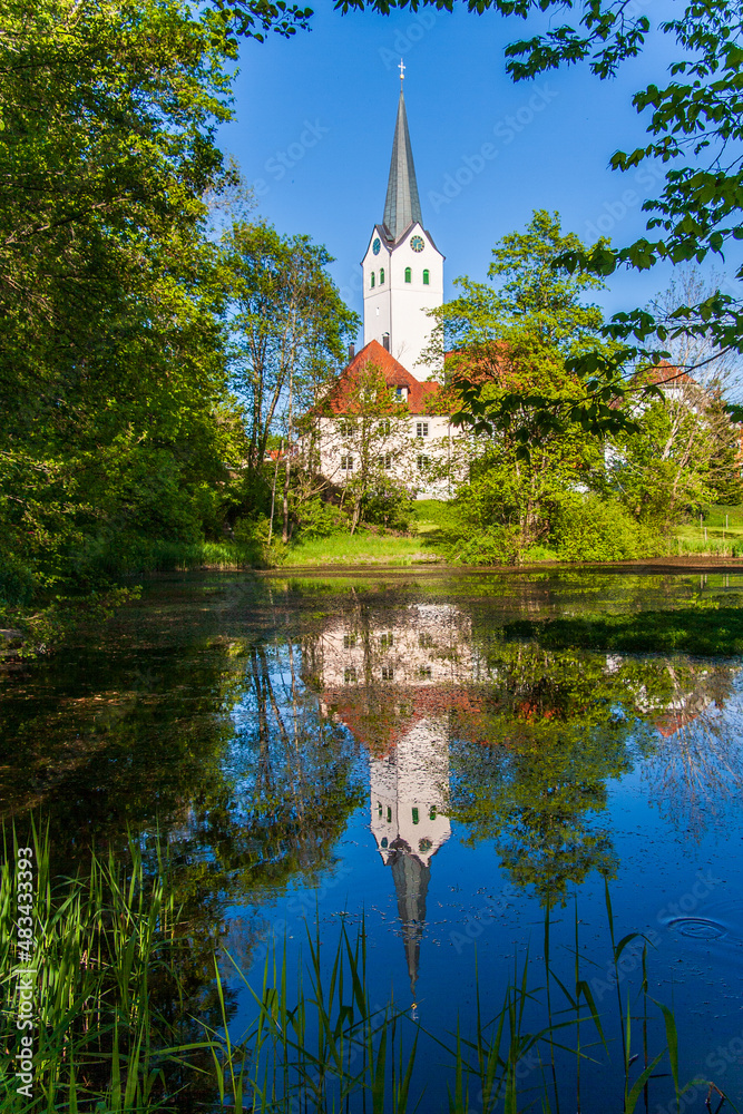 Kirche mit Weiher in Ratzenried im Allgäu