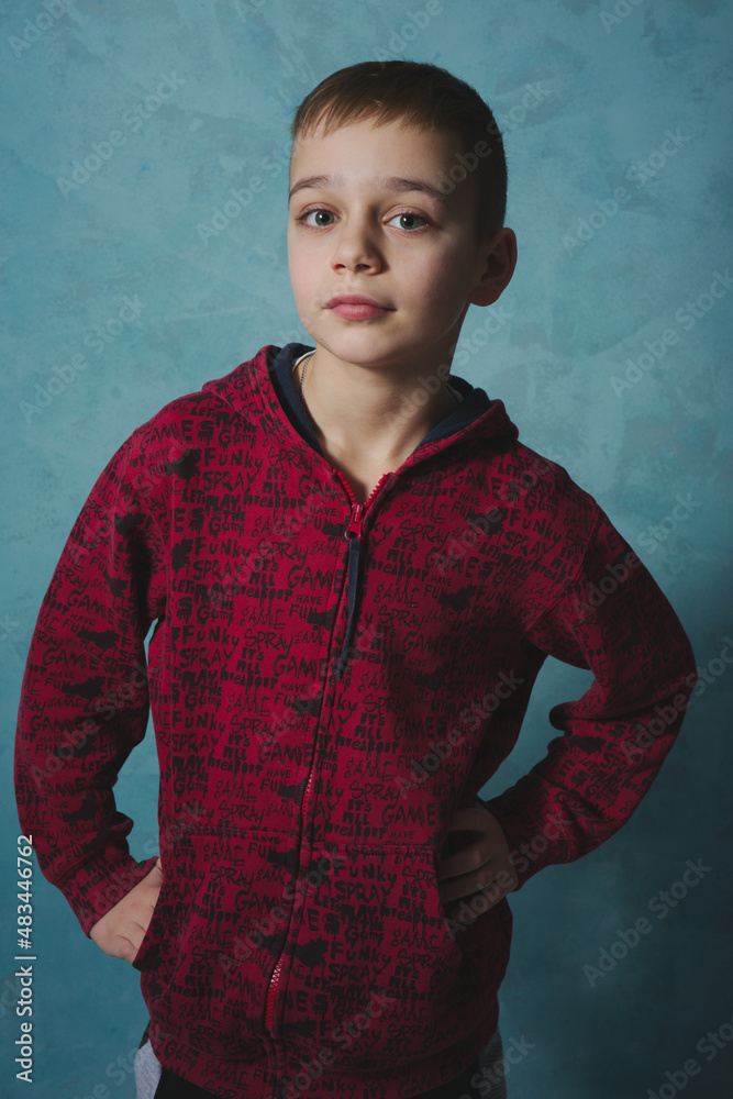 portret młodego chłopaka na turkusowym tle - obrazy, fototapety, plakaty 