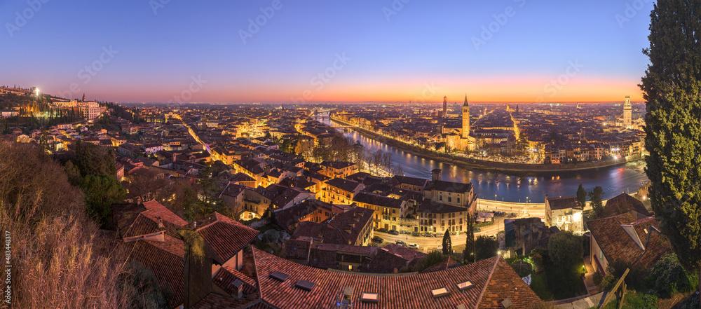 Obraz premium Verona, Italy Skyline on the Adige River