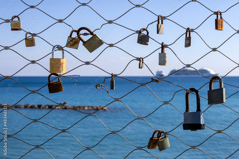 Obraz premium Love locks in front of sea and sky