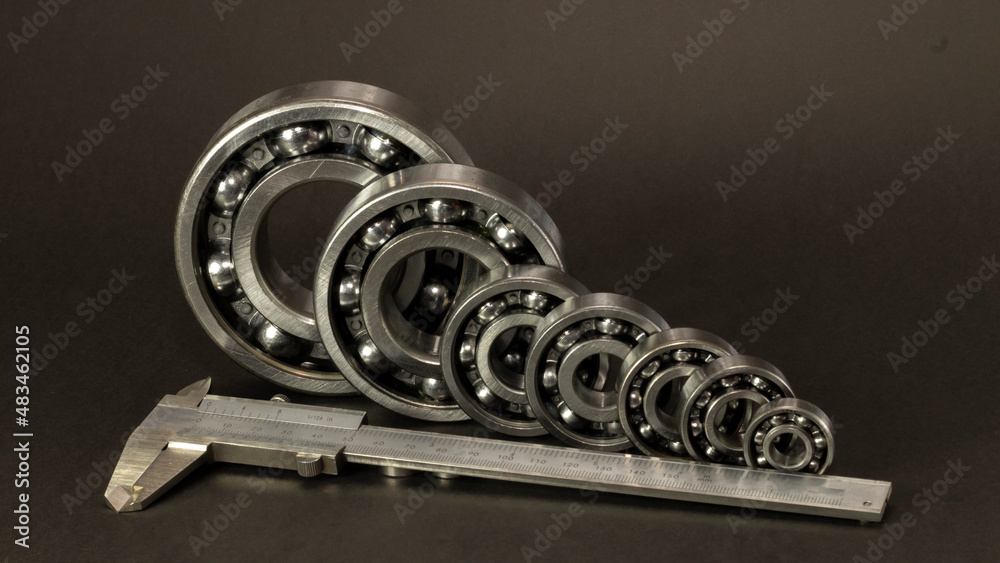 Fototapeta premium Rodamientos de bolas y rodamientos cónicos de acero. Uso industrial y automotriz.