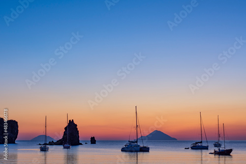 Vista dalla spiaggia delle Sabbie Nere al tramonto, isola di Vulcano - arcipelago delle Isole Eolie IT