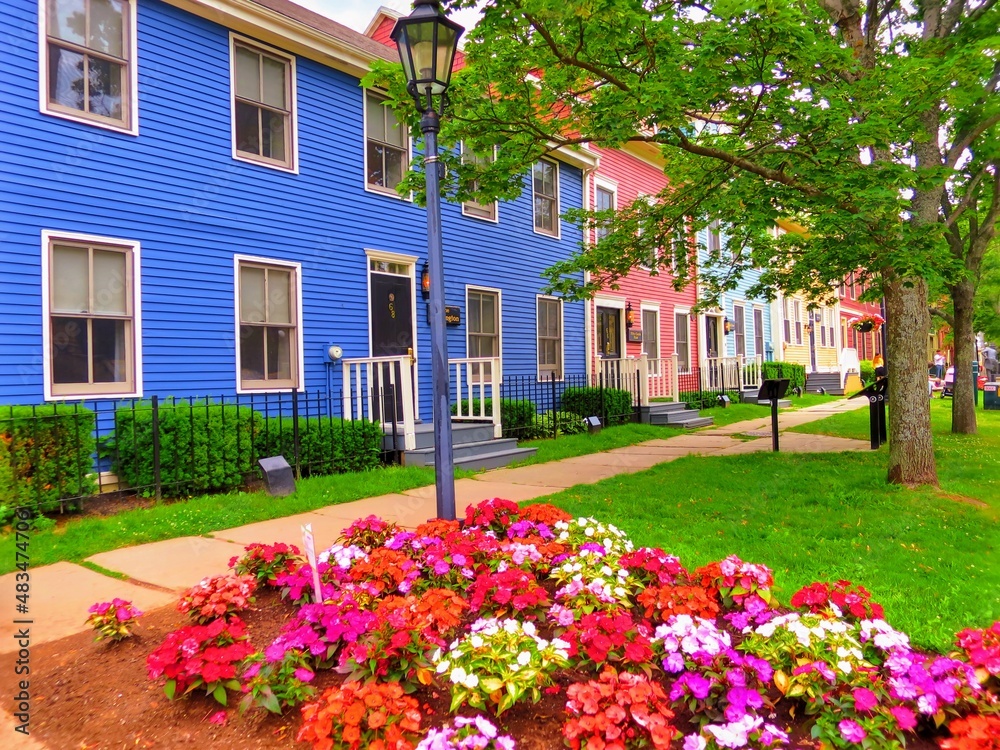 Φωτογραφία Colorful Houses on a Street