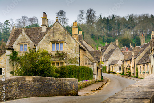 Cuadro en lienzo Typical quaint cottages of the village of Castle Combe in the Cotswolds