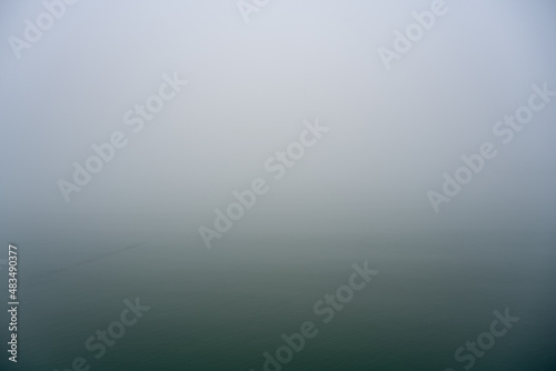 Bild auf Leinwand brume sur mer calme