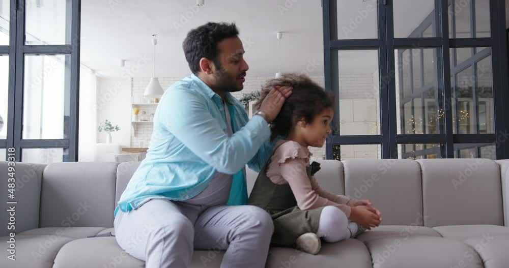 Latin father does messy ponytail on daughter kinky hair Latin father does messy ponytail on daughter kinky hair