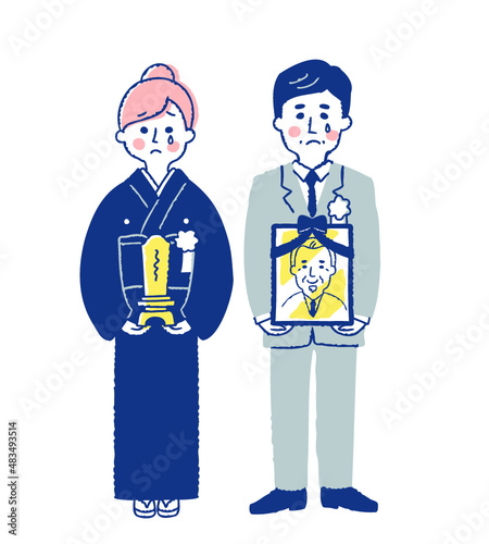 遺影と位牌を持っている遺族