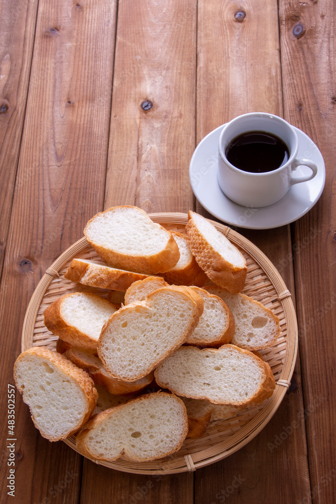 ザルに盛られたフランスパン ザルに盛られたフランスパン