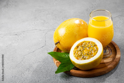 Foto Glass with passion fruit juice and sliced ​​passion fruit on the table