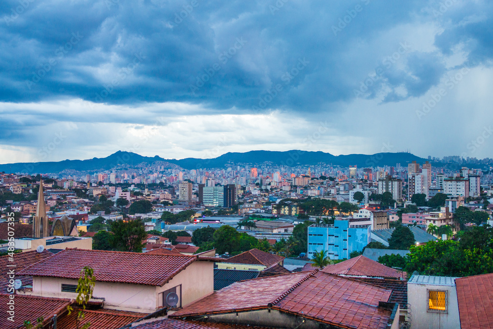 Vista panorâmica do anoitecer em Belo Horizonte, Minas Gerais