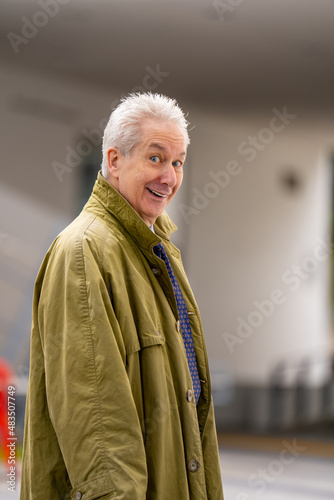 Φωτογραφία Old man posing in a green oversize trenchcoat