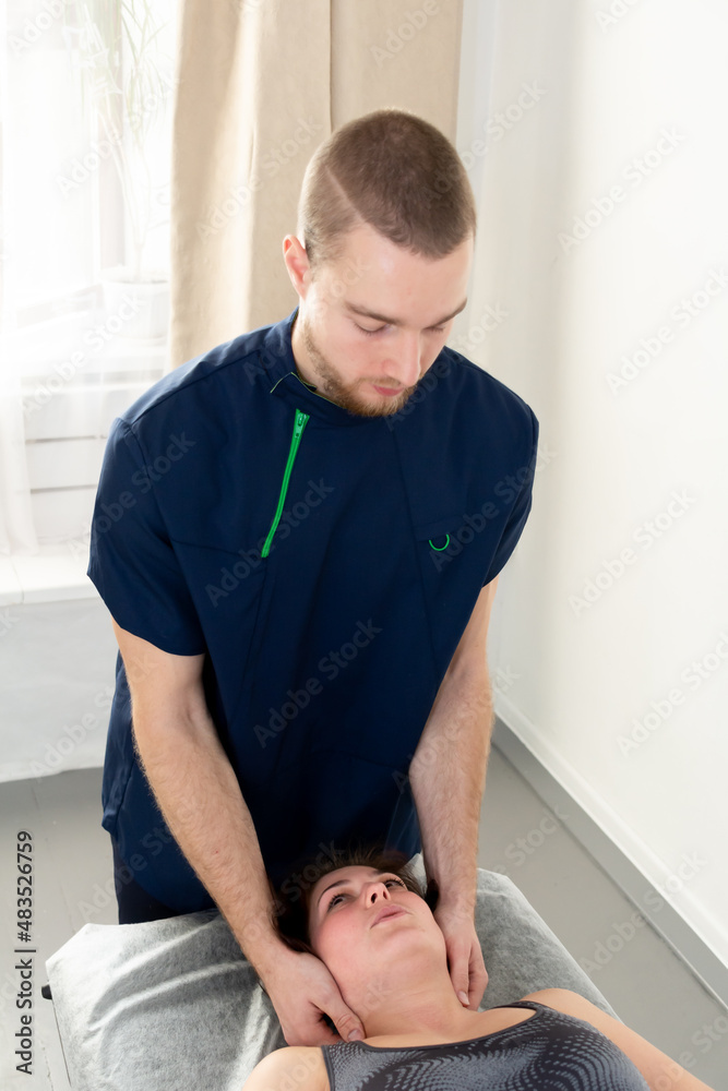 Obraz premium physiotherapist treats the patient. sports massage. Treatment of shoulder pain.