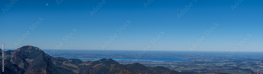 Bergpanorama bei Sonnenschein mit Chiemsee vom Rauschberg aus gesehen Bergpanorama bei Sonnenschein mit Chiemsee vom Rauschberg aus gesehen