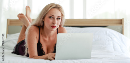 Φωτογραφία Closeup studio shot of Caucasian woman blonde hair hot female fashion model in b