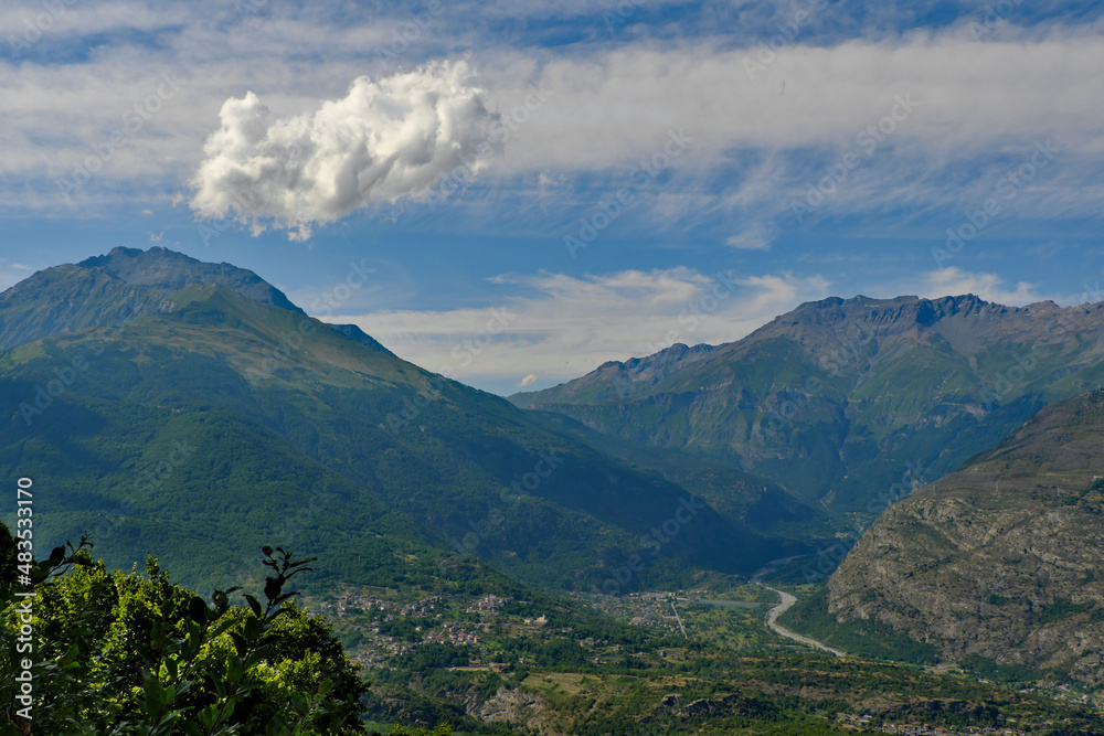 Fototapeta premium Dalla Madonna della Losa in Val di Susa una vista spettacolare sul fiume Dora e sui paesini di Giaglione e Venaus con nuvole bizzarre sulle Alpi Cozie