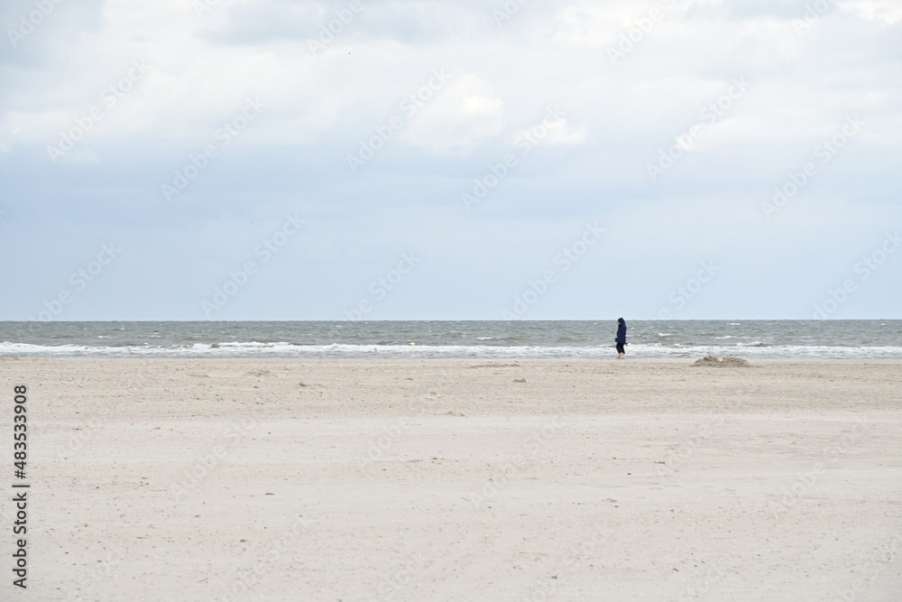 St. Peter Ording Strand mit einem Mann am Meer