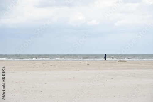 St. Peter Ording Strand mit einem Mann am Meer