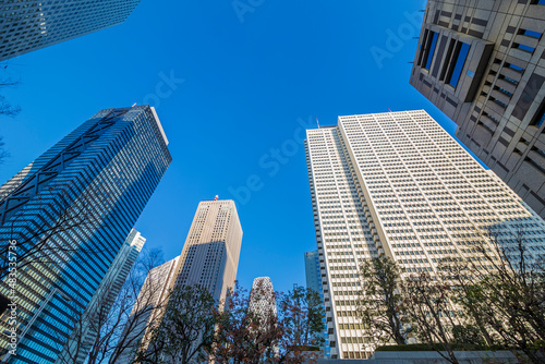 高層ビル ビジネス 新宿副都心 ビル群 都会 見上げる