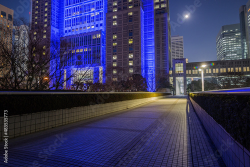 都庁　見上げた都庁　東京都庁　夜景　ブルーのライトアップ