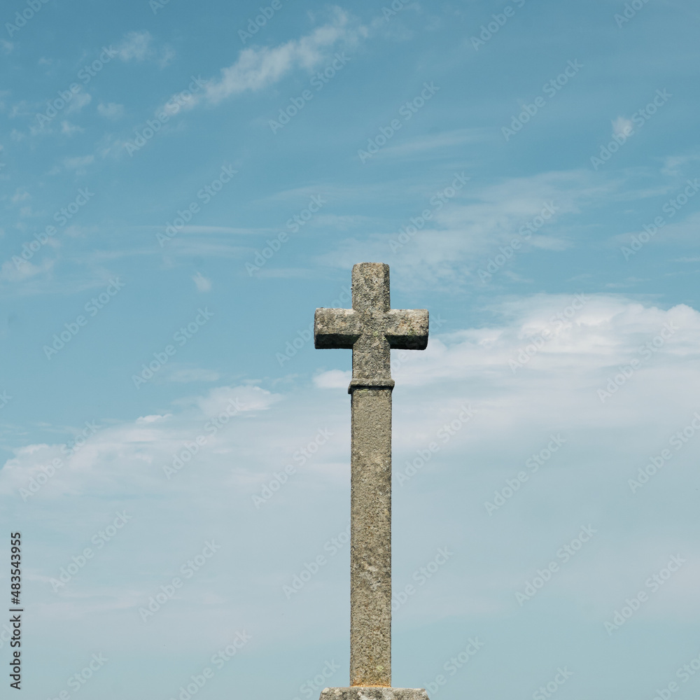 Croix de granit .