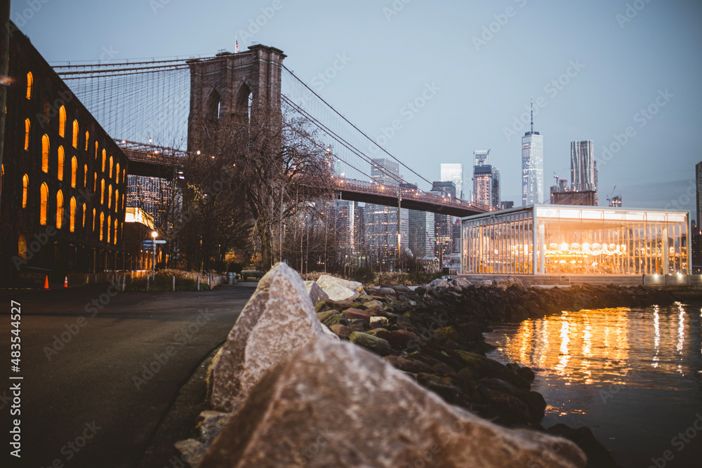 Naklejka premium bridge at night