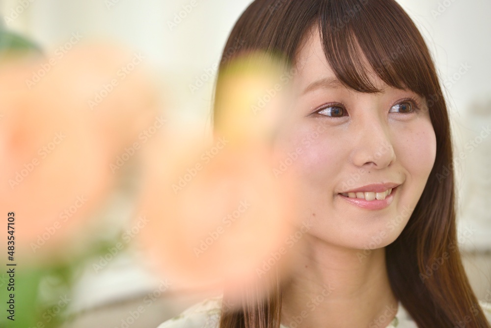室内でくつろぐ若く清楚な女性ポートレート
