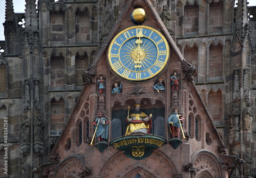 Fototapeta premium Historische Kathedrale in der Altstadt von Nürnberg, Franken, Bayern