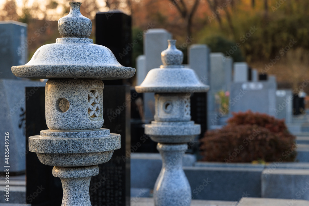 墓地の石灯篭と墓石
